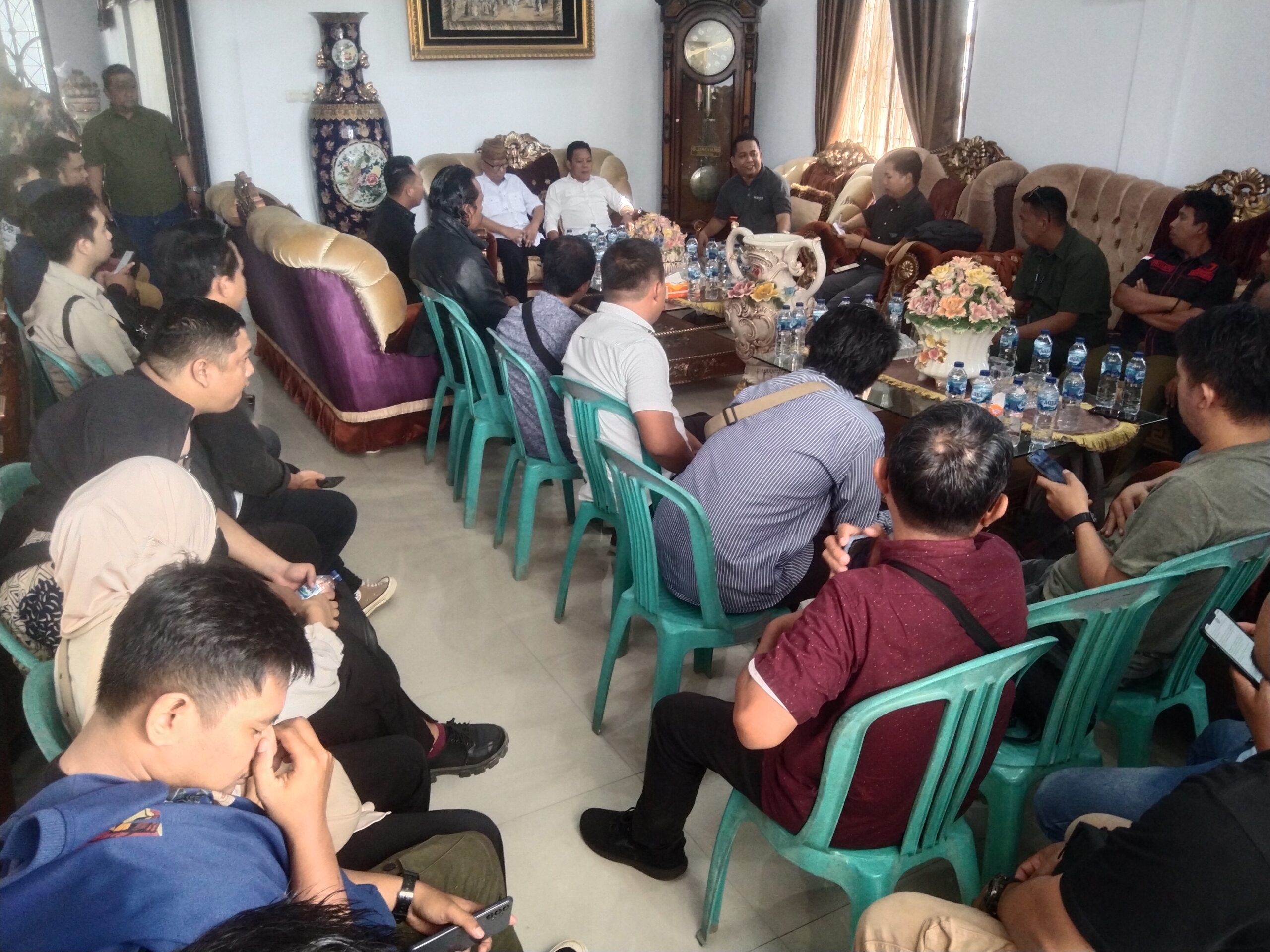 filter: 0; fileterIntensity: 0.0; filterMask: 0; module: j; 
hw-remosaic: 0; 
touch: (-1.0, -1.0); 
modeInfo: ; 
sceneMode: Hdr; 
cct_value: 0; 
AI_Scene: (-1, -1); 
aec_lux: 294.4392; 
hist255: 0.0; 
hist252~255: 0.0; 
hist0~15: 0.0;