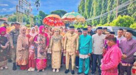 ADAT MOOLOPU WABUP BOALEMO -- Wakil Bupati Boalemo Lahmudin Hambali jalani prosesi adat Moloopu, Minggu (23/2/2025). 