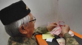 (Source By Menpan) Ilustrasi - Seorang Pensiunan Menghitung uang