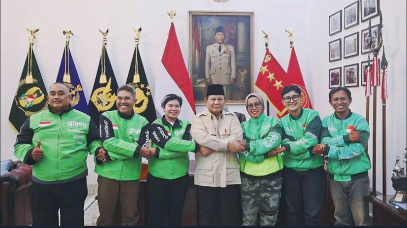 Doc Presiden Prabowo - Foto Bersama Pengemudi Ojek Online terkait THR