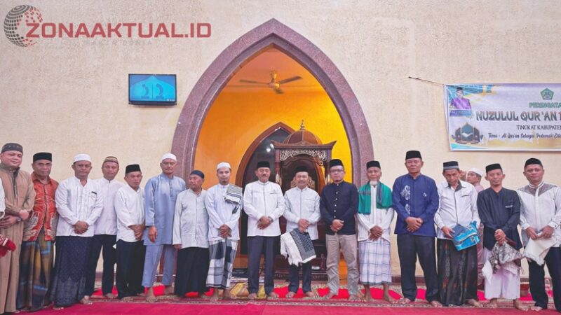 Foto : Jajaran OPD bersama Bupati Boalemo, Drs. Rum Pagau, menghadiri peringatan Nuzulul Qur’an 1446 Hijriah yang digelar di Masjid Agung Baiturrahman