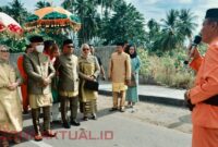 Foto : Bupati Saipul dan Wabup Iwan S. Adam Resmi Diterima Adat di Popayato Timur
