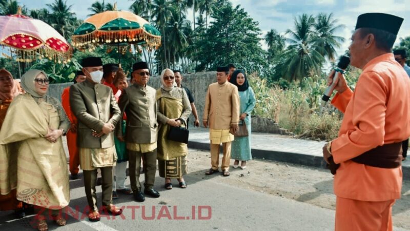 Foto : Bupati Saipul dan Wabup Iwan S. Adam Resmi Diterima Adat di Popayato Timur