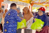 Bupati Rum Pagau Salurkan Bantuan Ramadhan bagi Petugas Kebersihan dan Pengangkut Sampah