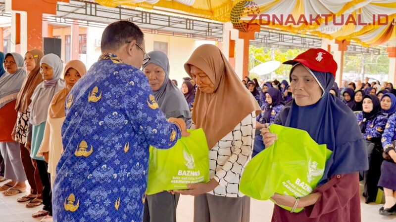 Bupati Rum Pagau Salurkan Bantuan Ramadhan bagi Petugas Kebersihan dan Pengangkut Sampah