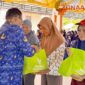 Bupati Rum Pagau Salurkan Bantuan Ramadhan bagi Petugas Kebersihan dan Pengangkut Sampah