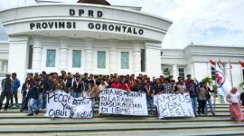 Foto : Mahasiswa Demo di Depan Kantor DPRD Provinsi Gorontalo Terkait Kasus UBM