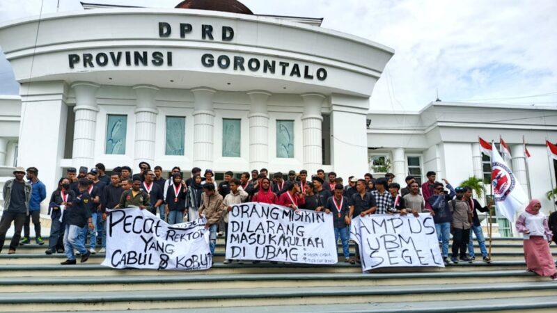 Foto : Mahasiswa Demo di Depan Kantor DPRD Provinsi Gorontalo Terkait Kasus UBM