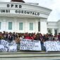 Foto : Mahasiswa Demo di Depan Kantor DPRD Provinsi Gorontalo Terkait Kasus UBM