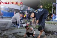 Foto - Polres Boalemo, TNI, Satpol PP, dan warga turun langsung melakukan perbaikan pada Rabu (26/3/2025) malam, setelah salat tarawih.