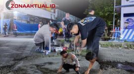 Foto - Polres Boalemo, TNI, Satpol PP, dan warga turun langsung melakukan perbaikan pada Rabu (26/3/2025) malam, setelah salat tarawih.