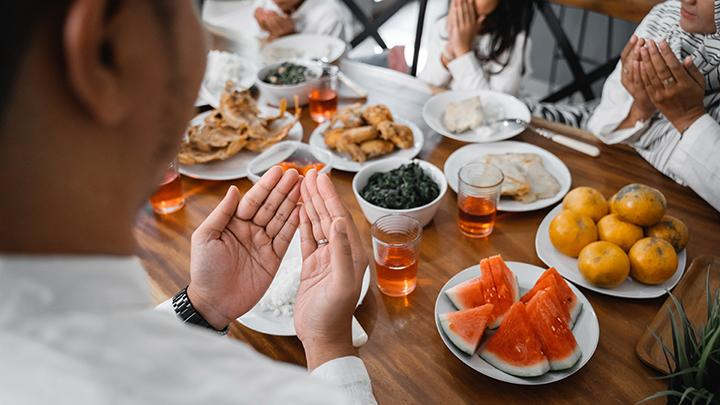 Source by Realfood - ilustrasi Nikmatnya berbuka puasa
