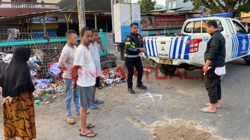 Foto : Satlantas Polresta Gorontalo Kota melakukan olah TKP kecelakaan lalu lintas yang mengakibatkan seorang pengendara sepeda motor meninggal dunia di Jalan Pangeran Hidayat