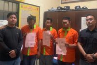 Foto : Polisi Tangkap Tiga Terduga Pelaku Penggelapan Barang Proyek Internet.