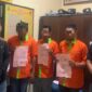 Foto : Polisi Tangkap Tiga Terduga Pelaku Penggelapan Barang Proyek Internet.