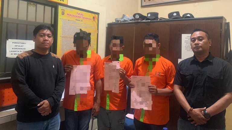 Foto : Polisi Tangkap Tiga Terduga Pelaku Penggelapan Barang Proyek Internet.