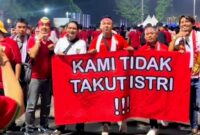 Foto : Bapak-Bapak Pasang Baliho 