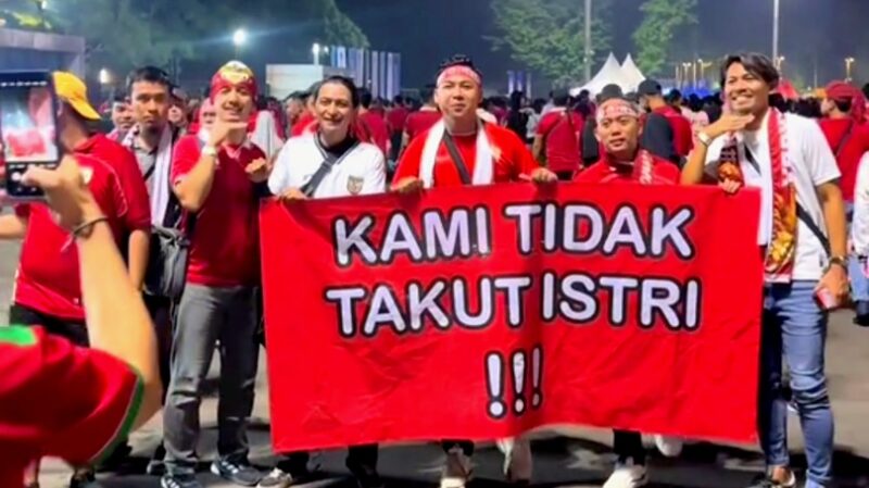 Foto : Bapak-Bapak Pasang Baliho 