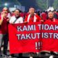 Foto : Bapak-Bapak Pasang Baliho 