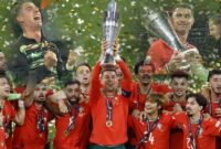 Foto : Cristiano Ronaldo angkat piala nasional league kembali untuk kedua kalinya