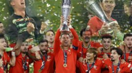 Foto : Cristiano Ronaldo angkat piala nasional league kembali untuk kedua kalinya