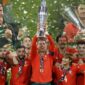 Foto : Cristiano Ronaldo angkat piala nasional league kembali untuk kedua kalinya