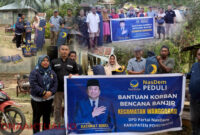 Foto : Pemberian Bantuan dari Rahmat Gobel kepada Korban Banjir di Pohuwato