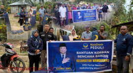 Foto : Pemberian Bantuan dari Rahmat Gobel kepada Korban Banjir di Pohuwato 
