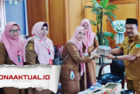Foto : Puskesmas Tilamuta Berikan Kue Ulang Tahun ke Sekda Boalemo di Hari Ulang Tahunnya