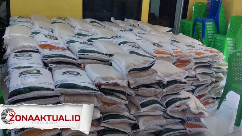Foto : Warga Desa Mohungo Terima Bantuan Beras 20 Kg, Mahasiswa KKD UMGo Turut Bantu Distribusi