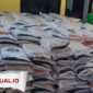 Foto : Warga Desa Mohungo Terima Bantuan Beras 20 Kg, Mahasiswa KKD UMGo Turut Bantu Distribusi