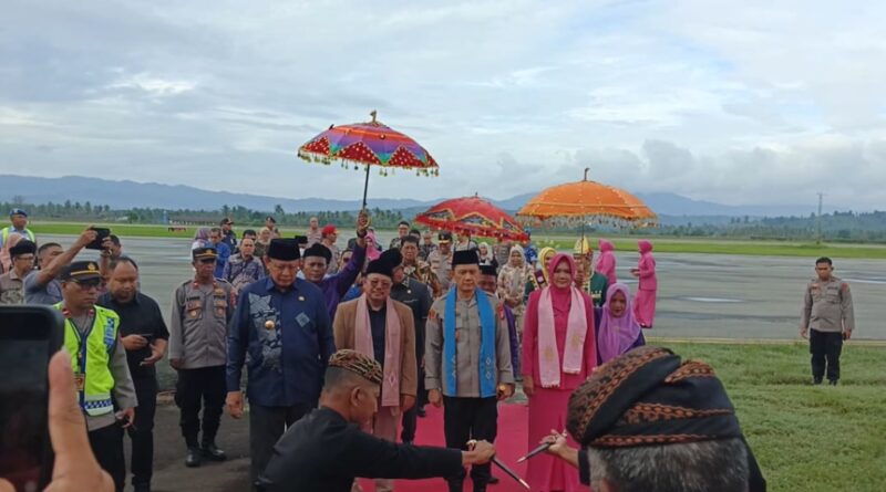 Foto : Penyambutan Adat Kapolda Gorontalo