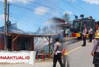 Foto : pihak emadan kebakaran dan kepolisian berusaha memadamkan api