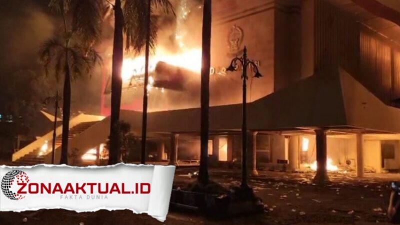 Foto : Gedung DPRD Makassar Terbakar