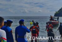 Foto : Polairud dan Basarnas Evakuasi Nelayan Bone Raya yang Hilang Kontak pada Selasa Siang