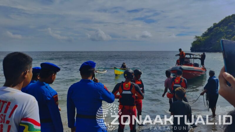 Foto : Polairud dan Basarnas Evakuasi Nelayan Bone Raya yang Hilang Kontak pada Selasa Siang