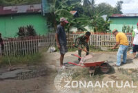 Foto : Jalan Rusak Sering Telan Korban, Warga Mohungo, Pemdes, dan TNI Turun Benahi