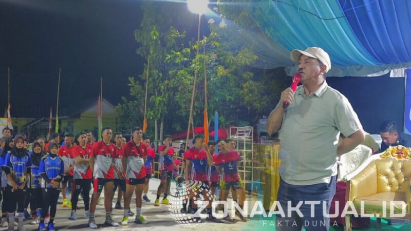 Foto : Bupati Boalemo Drs. H. Rum Pagau menutup kegiatan volly ball