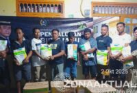 Foto : Mikson Yapanto membagikan bantuan pangan di Pohuwato 