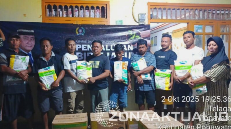Foto : Mikson Yapanto membagikan bantuan pangan di Pohuwato 