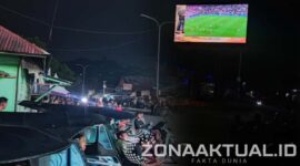 Foto : ratusan masyarakat padati perempatan Video Tron Boalemo Untuk Mendukung Timnas Indonesia 