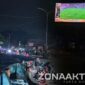 Foto : ratusan masyarakat padati perempatan Video Tron Boalemo Untuk Mendukung Timnas Indonesia 