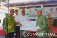 Foto : Bupati Boalemo Drs. H. Rum Pagau bersama Badan Amil Zakat Nasional (Baznas) Boalemo menyalurkan bantuan sosial senilai Rp310.500.000