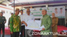 Foto : Bupati Boalemo Drs. H. Rum Pagau bersama Badan Amil Zakat Nasional (Baznas) Boalemo menyalurkan bantuan sosial senilai Rp310.500.000