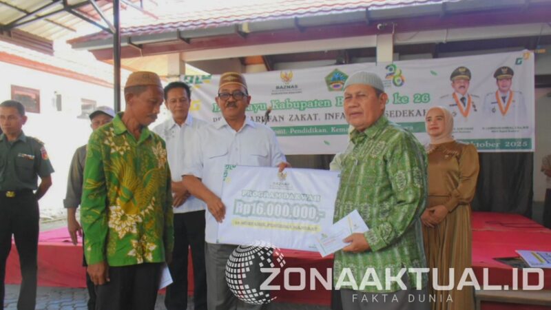 Foto : Bupati Boalemo Drs. H. Rum Pagau bersama Badan Amil Zakat Nasional (Baznas) Boalemo menyalurkan bantuan sosial senilai Rp310.500.000