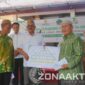 Foto : Bupati Boalemo Drs. H. Rum Pagau bersama Badan Amil Zakat Nasional (Baznas) Boalemo menyalurkan bantuan sosial senilai Rp310.500.000