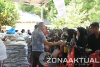 Foto : Wakil Bupati Lahmudin Hambali memberikan sembako kepada warga