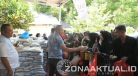 Foto : Wakil Bupati Lahmudin Hambali memberikan sembako kepada warga