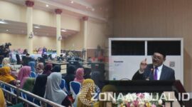 Foto : Bupati Boalemo, Drs. H. Rum Pagau, saat menghadiri Sidang Paripurna DPRD dalam rangka memperingati HUT Kabupaten Boalemo ke-26, yang digelar di ruang sidang DPRD Boalemo, Senin (13/10/2025).