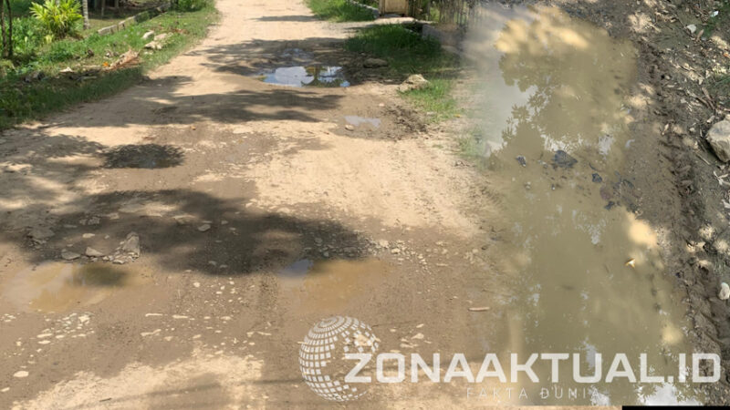 Foto : Jalan Rusak di Desa Kuala Lumpur, Kecamatan Paguyaman, Kabupaten Boalemo 